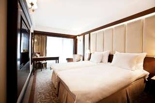 Отель Hotel International Синая Стандартный двухместный номер с 2 отдельными кроватями и балконом-8